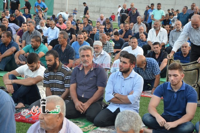 فيديو : المئات يؤدون صلاة عيد الأضحى والرئيس عادل بدير والأهالي يتصافحون ويهنئون ويعم السرور كل الحضور